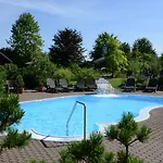 Wellnesshotel Seeschloesschen - Privat- & Naturresort Отель Зенфтенберг